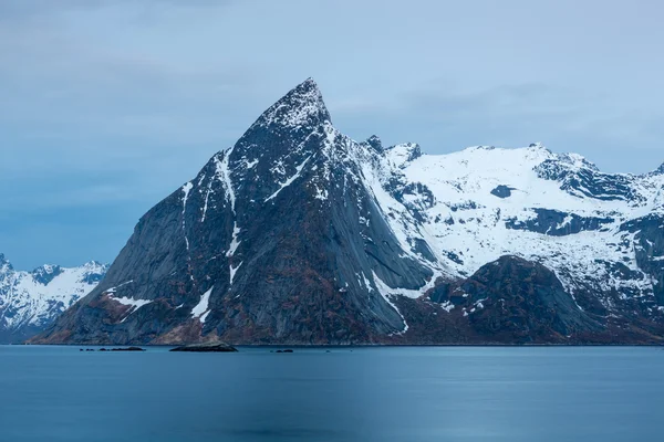 Olstind hora, Lofoten ostrovy, Norsko — Stock fotografie