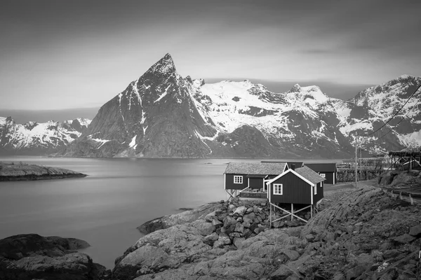 Casas de Rorbu com montanhas no fundo, ilhas Lofoten, Noruega — Fotografia de Stock