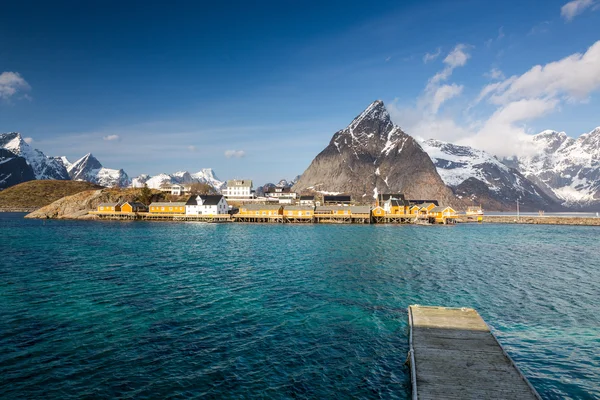 Sakrisoy με κίτρινο rorbu εξοχικές κατοικίες, Lofoten της Νορβηγίας — Φωτογραφία Αρχείου