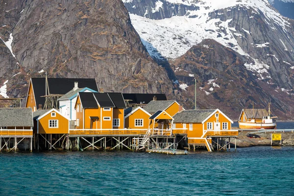 Sakrisoy pueblo con casas de campo rorbu amarillo, Islas Lofoten, Noruega —  Fotos de Stock