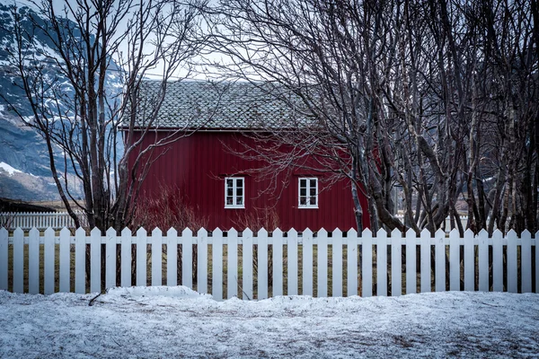 House next to Flakstad church, Flakstadoy island, Lofoten — Stock Photo, Image