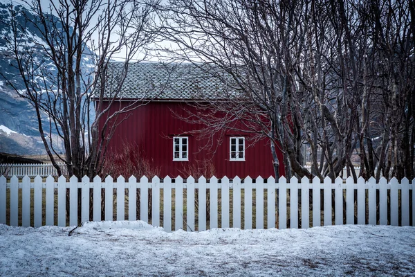 Huis naast Flakstad kerk, Flakstadoy eiland, Lofoten — Stockfoto