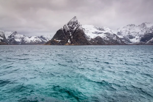 Olstind 山のピーク、ノルウェーのロフォーテン諸島 — ストック写真