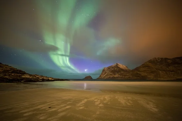 Aurora boreal en Haukland beach, Islas Lofoten, Noruega —  Fotos de Stock
