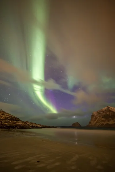 Aurora boreal en Haukland beach, Islas Lofoten, Noruega —  Fotos de Stock