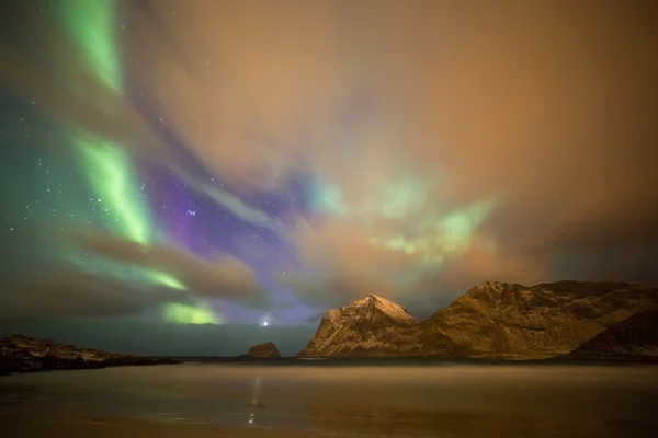 Βόρειο σέλας στην παραλία Haukland, νησιά Lofoten, Νορβηγία — Φωτογραφία Αρχείου