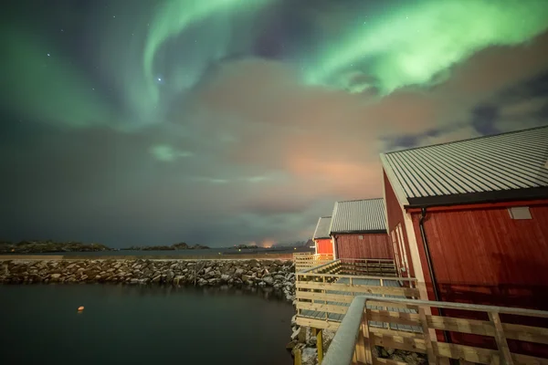 Aurora Borealis gece gökyüzünde küçük bir köy Mortsund, Lofoten üzerinde