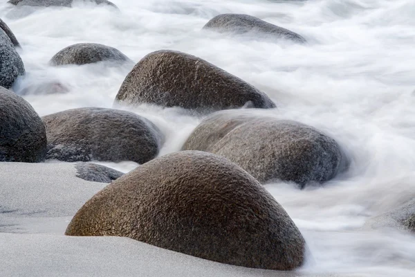 Lange blootstelling van de zee en stenen op het Utakleiv strand, Lofoten ik — Stockfoto