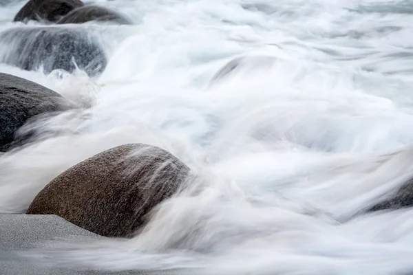 Lunga esposizione di mare e pietre sulla spiaggia di Utakleiv, Lofoten i — Foto Stock