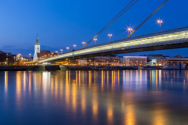 'S avonds stadsgezicht van Bratislava, de hoofdstad van Slowakije, Europa — Stockfoto