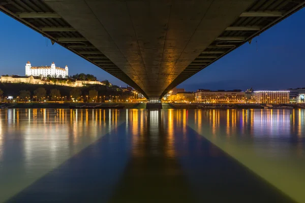 Paisaje nocturno de Bratislava, la capital de Eslovaquia, Europa — Foto de Stock