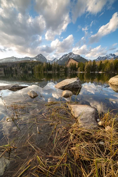 Lake Strbske pleso, hoge Tatra gebergte, Slowakije — Stockfoto