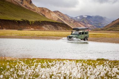 4WD araba İzlanda nehirde yüzüyor