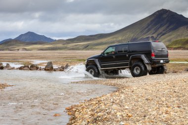 4WD araba İzlanda nehirde yüzüyor
