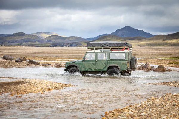 4WD carro vadeia rio em islandês — Fotografia de Stock