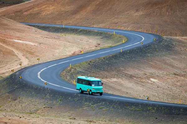 Ônibus com turistas em Ring road perto do lago Myvatn, Islândia — Fotografia de Stock