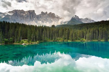 Carezza Lake, Dolomites dağlar, İtalya