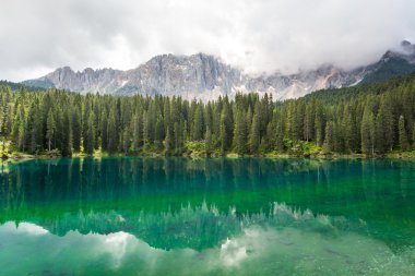 Carezza Lake, Dolomites dağlar, İtalya