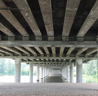 Köprü sütunlarının altında modern mimari mimari görüşü inşa ediyor.  