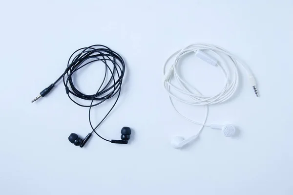 Los Auriculares Pequeños Con Cable Son Blanco Negro Fondo Blanco — Foto de Stock