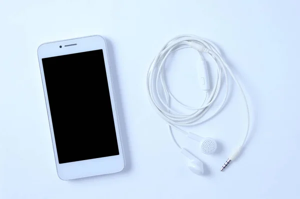 Smartphone Branco Com Uma Tela Preta Fones Ouvido Com Fio — Fotografia de Stock