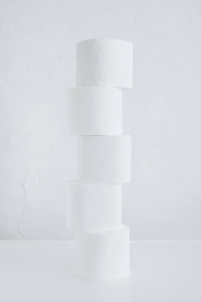 Рулони Туалетного Паперу Столі Фоні Білої Стіни — стокове фото