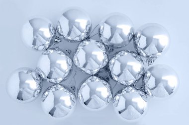 Beyaz arka planda gümüş toplar.