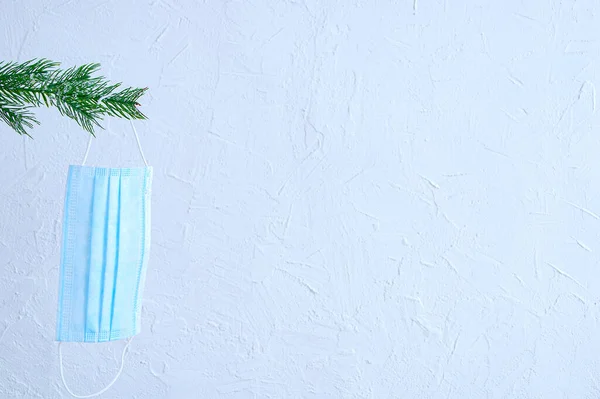 Máscara Protectora Médica Una Rama Árbol Navidad Sobre Fondo Una —  Fotos de Stock