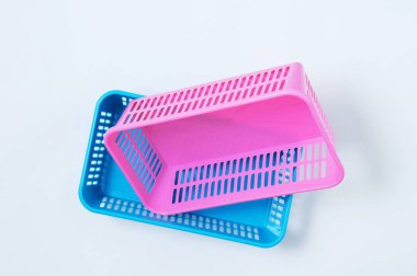 Beyaz arka planda ev halkı için iki plastik kutu. Yukarıdan görüntüle.