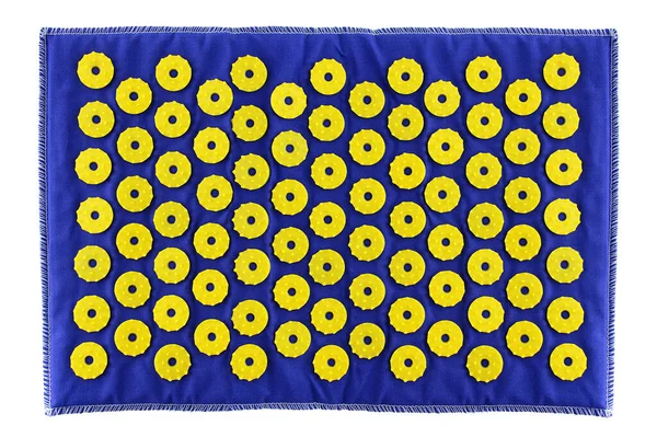 黄色のプラスチック製の針で青のマッサージマット 白分離 — ストック写真