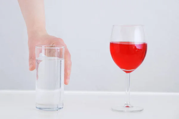 アルコール拒否の概念 水とワインのガラスが閉じます 彼は手で水を一杯飲んで — ストック写真