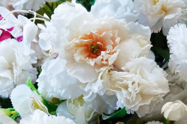 Beyaz suni çiçek buketi yakın plan parkı..