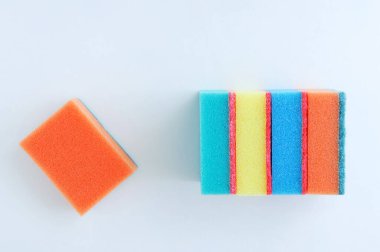 Beyaz arka planda bulaşık yıkamak için çok renkli süngerler..