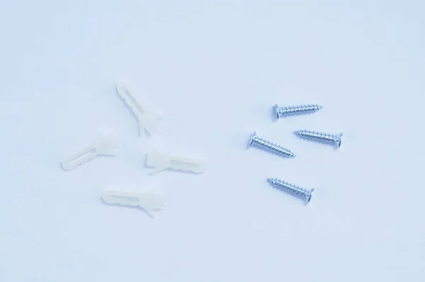 Cztery Metalowe Śruby Gwoździe Plastikowym Pudełkiem Białym Tle — Zdjęcie stockowe