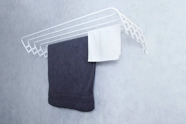 Pengering Baju Logam Putih Yang Dipasang Dinding Dengan Handuk Latar — Stok Foto