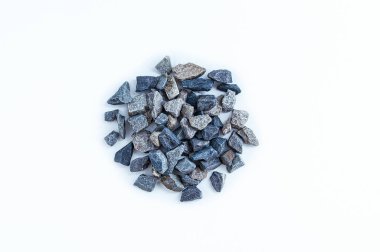 Beyaz arka planda küçük bir moloz yığını. Yukarıdan görüntüle.