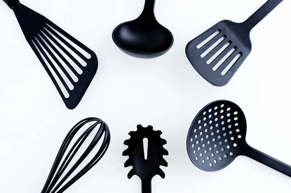 Yemek Pişirmek Için Mutfak Aletleri Siyah Plastik Kepçe Çırpma Kepçe — Stok fotoğraf
