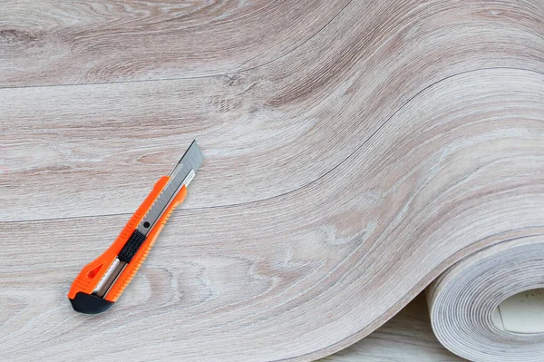 Rolo Desenrolado Linóleo Bege Com Textura Madeira Faca Construção Para — Fotografia de Stock