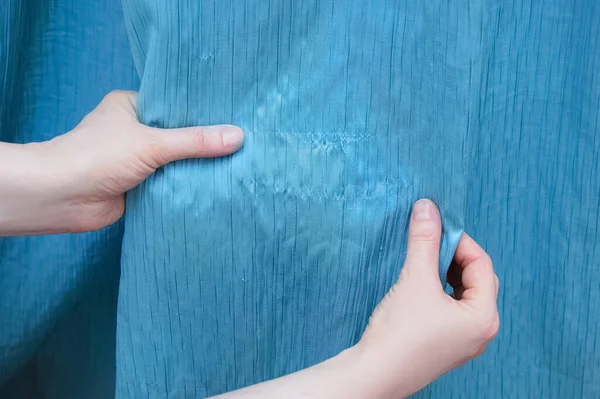 Tecido Azul Danificado Puffs Nas Cortinas Pano Mão — Fotografia de Stock