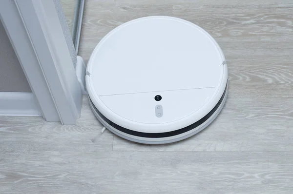 White Robot Vacuum Cleaner Washes Floor Room View — 스톡 사진