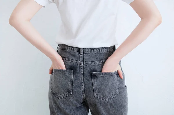 Blanke Vrouw Grijze Jeans Een Wit Shirt Achtergrond Van Een — Stockfoto
