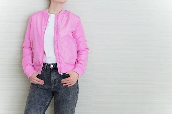 Donna Caucasica Jeans Grigi Una Shirt Bianca Una Giacca Rosa — Foto Stock