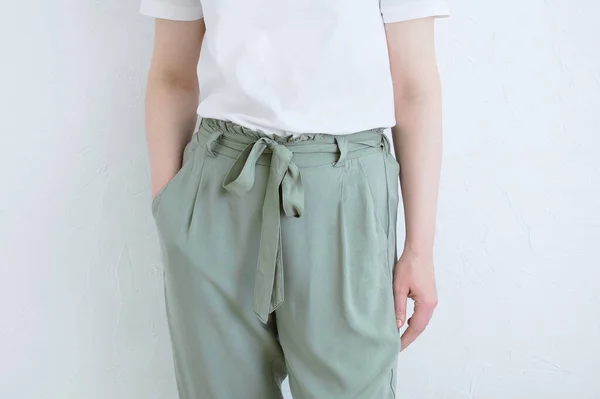 Blanke Vrouw Groene Broek Een Wit Shirt Tegen Achtergrond Van — Stockfoto