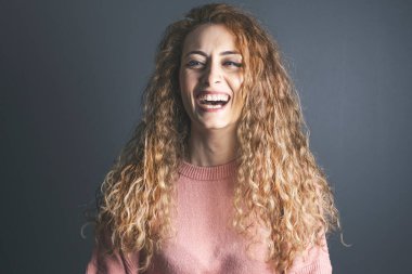 İnsani duygular. Duygusal genç bir kızın vesikalığı.