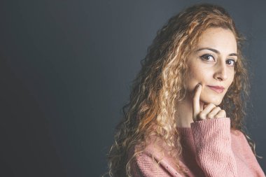 İnsani duygular. Duygusal genç bir kızın vesikalığı.