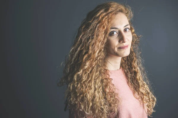 İnsani duygular. Duygusal genç bir kızın vesikalığı.