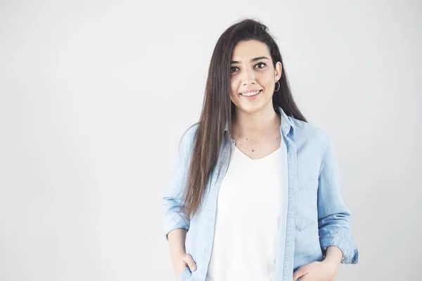 İnsani duygular. Duygusal genç bir kızın vesikalığı.