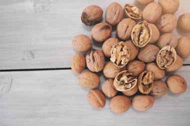 Fotokopi alanı olan ahşap arka planda ceviz. Üst görünüm.