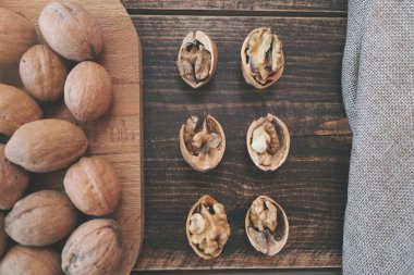Fotokopi alanı olan ahşap arka planda ceviz. Üst görünüm.