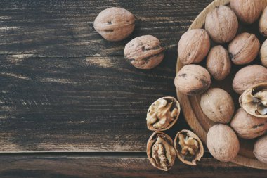Fotokopi alanı olan ahşap arka planda ceviz. Üst görünüm.